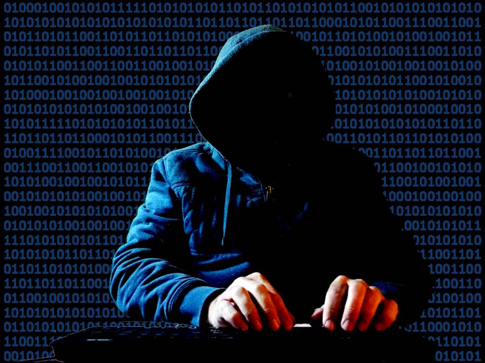 Hacker med hette ved tastatur med binær kode bak
